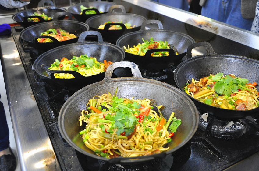 這家快餐店生意好，因?yàn)槔习宄Ｕf(shuō)四句話