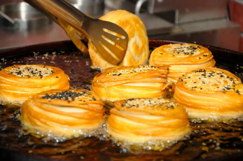 據(jù)說，街上排隊(duì)最長的，不一定是做核酸，可能是買金絲牛肉餅~(圖2)