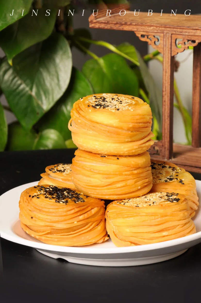 據(jù)說，街上排隊(duì)最長的，不一定是做核酸，可能是買金絲牛肉餅~(圖4)