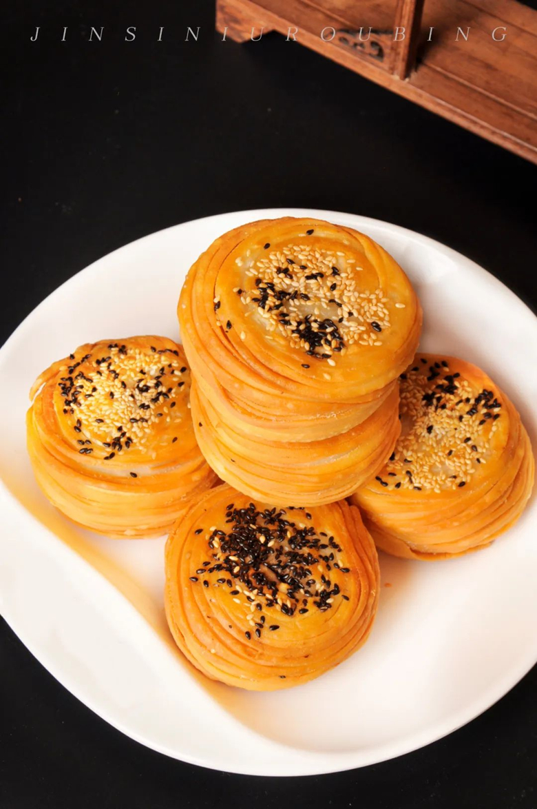 據(jù)說，街上排隊(duì)最長的，不一定是做核酸，可能是買金絲牛肉餅~(圖5)