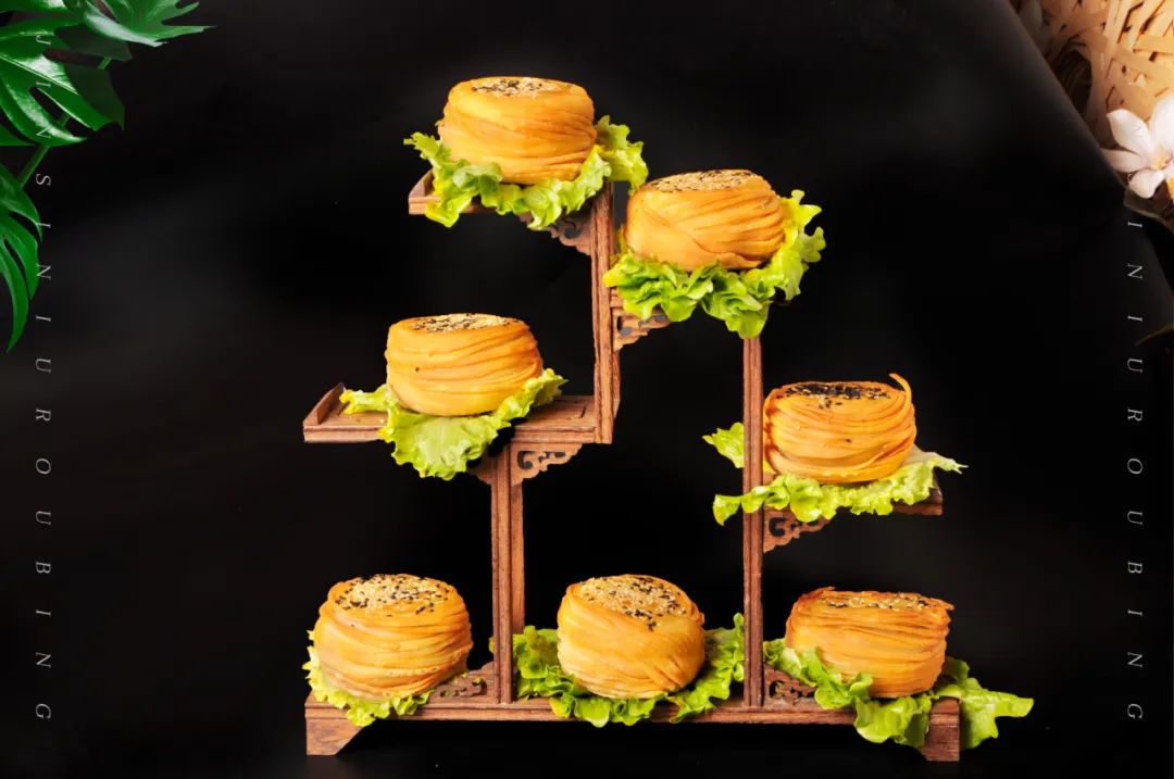 據(jù)說，街上排隊(duì)最長的，不一定是做核酸，可能是買金絲牛肉餅~(圖6)