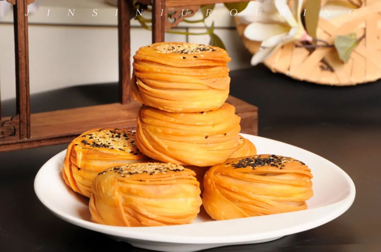 據(jù)說，街上排隊(duì)最長的，不一定是做核酸，可能是買金絲牛肉餅~(圖7)