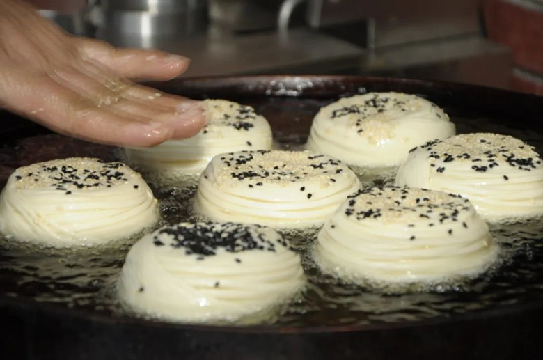 據(jù)說，街上排隊(duì)最長的，不一定是做核酸，可能是買金絲牛肉餅~(圖10)