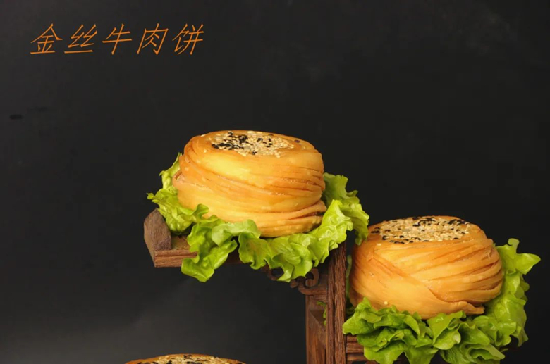 據(jù)說，街上排隊(duì)最長的，不一定是做核酸，可能是買金絲牛肉餅~(圖11)