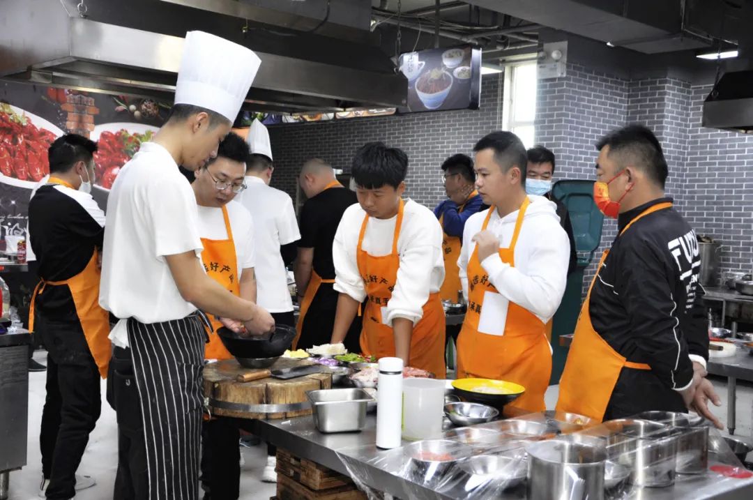 火鍋杯落地成功！擺攤20天，賺了4個(gè)月工資(圖1)