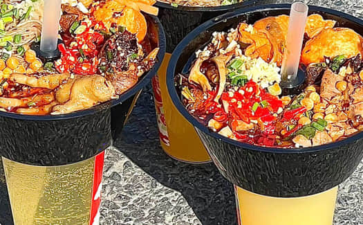 【00后小伙副業(yè)擺攤】每天擺攤四小時，月入一萬五