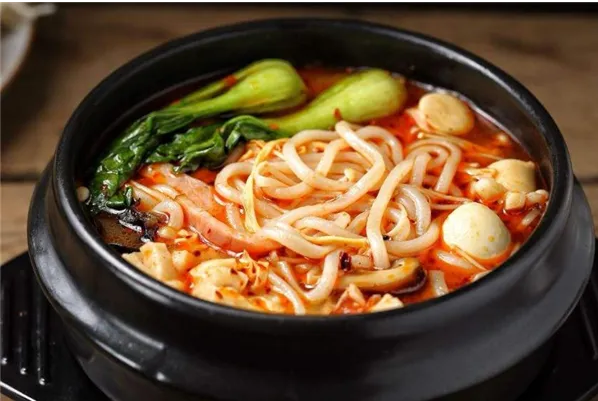 砂鍋米線培訓(xùn)，開啟餐飲新篇章，掌握就業(yè)創(chuàng)業(yè)先機(jī)！(圖1)