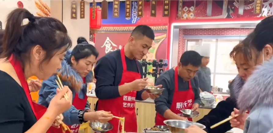 15天速成廚師培訓(xùn)班，美味生涯新起點(diǎn)！(圖1)