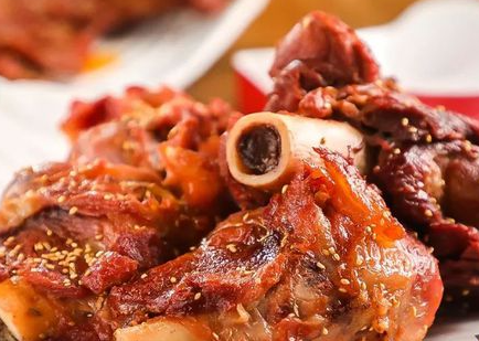 烤豬頭骨需要先煮熟嗎？