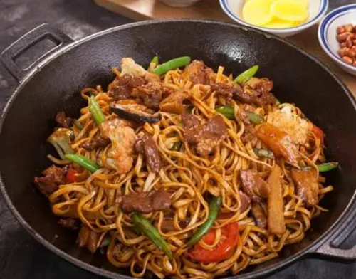 學(xué)鐵鍋燜面學(xué)費(fèi)多少錢？學(xué)鐵鍋燜面技術(shù)要多少錢？(圖1)