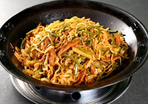 學(xué)鐵鍋燜面去哪里學(xué)？鐵鍋燜面培訓(xùn)去哪里(圖1)