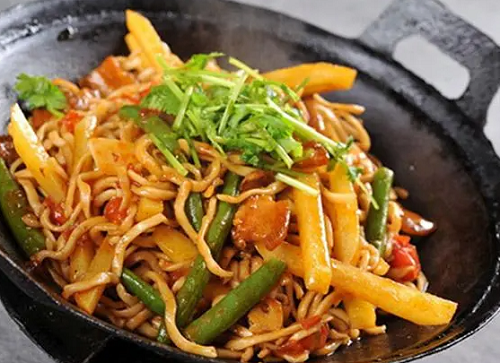 鐵鍋燜面培訓(xùn)大概多少錢(qián)？學(xué)鐵鍋燜面費(fèi)用多少(圖1)