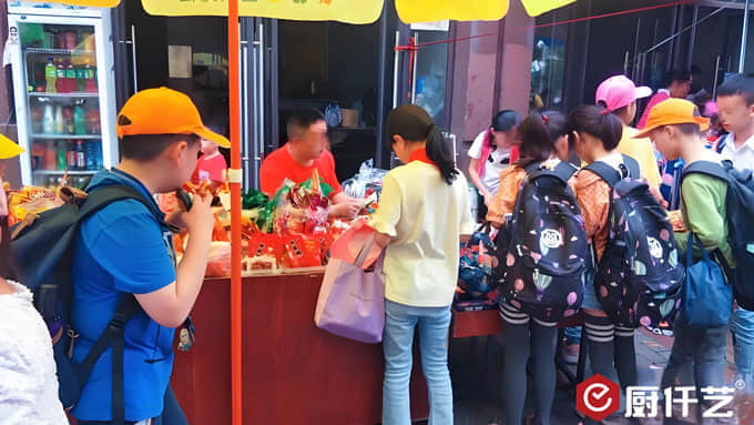 高中學(xué)校門(mén)口賣(mài)什么小吃好？高中生愛(ài)的那些美味