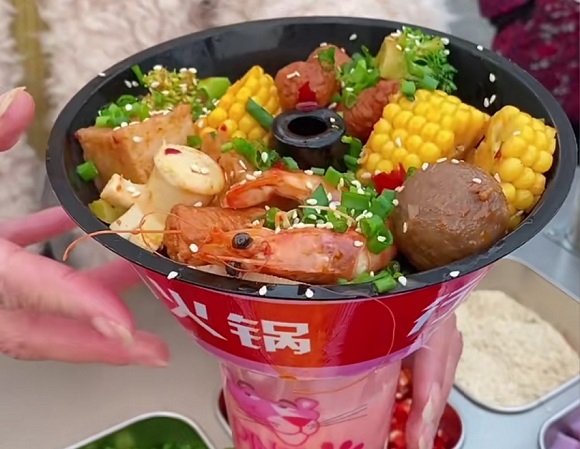 【揭秘！】火鍋杯擺攤的真實利潤與市場潛力，創(chuàng)業(yè)者必看！(圖1)