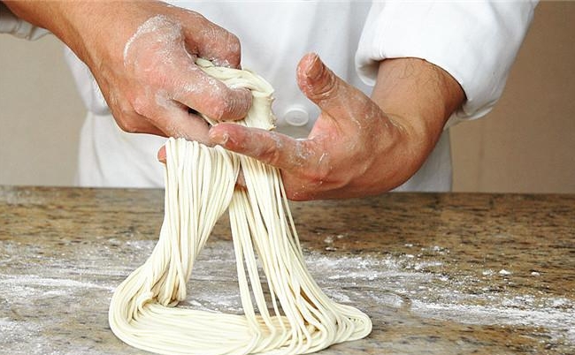 蘭州拉面去哪里學(xué)最專業(yè)？創(chuàng)業(yè)者都選這個(gè)地方！(圖1)