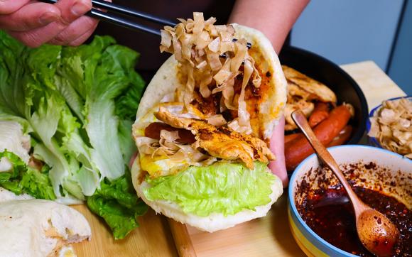 想學(xué)正宗月亮饃？月亮饃小吃培訓(xùn)去哪里？學(xué)費低到離譜，創(chuàng)業(yè)者都在搶著報名！(圖1)