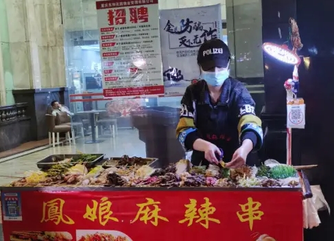 適合在學(xué)校門口擺攤的小吃:低成本高利潤的創(chuàng)業(yè)良機(jī)(圖2) 適合在學(xué)校門口擺攤的小吃:低成本高利潤的創(chuàng)業(yè)良機(jī)(圖2)