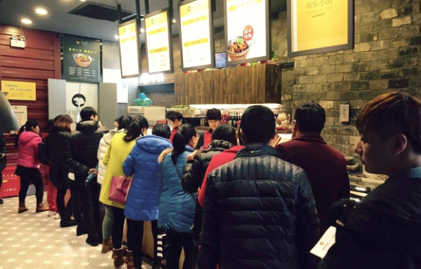 大學(xué)食堂最火爆的項(xiàng)目是什么？揭秘學(xué)生們的最?lèi)?ài)！(圖3)