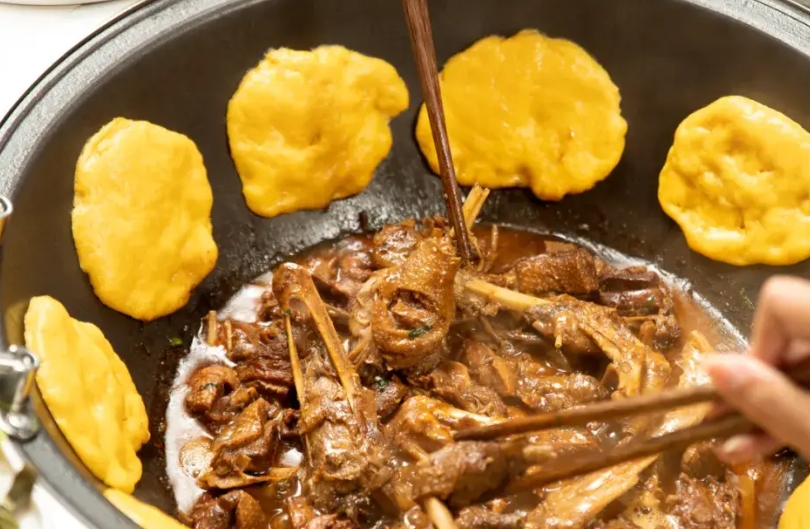 開(kāi)鐵鍋燉店需要投資多少？廚仟藝為你解答(圖2)