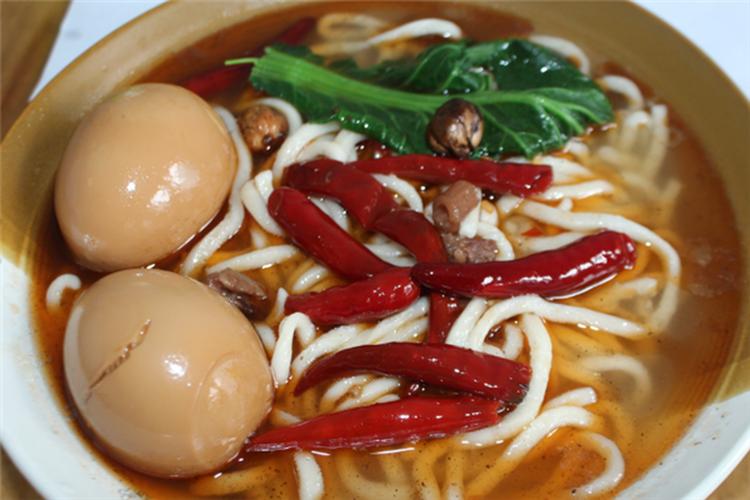 正宗牛肉板面制作，配料與熬制視頻詳解，輕松上手！(圖3)