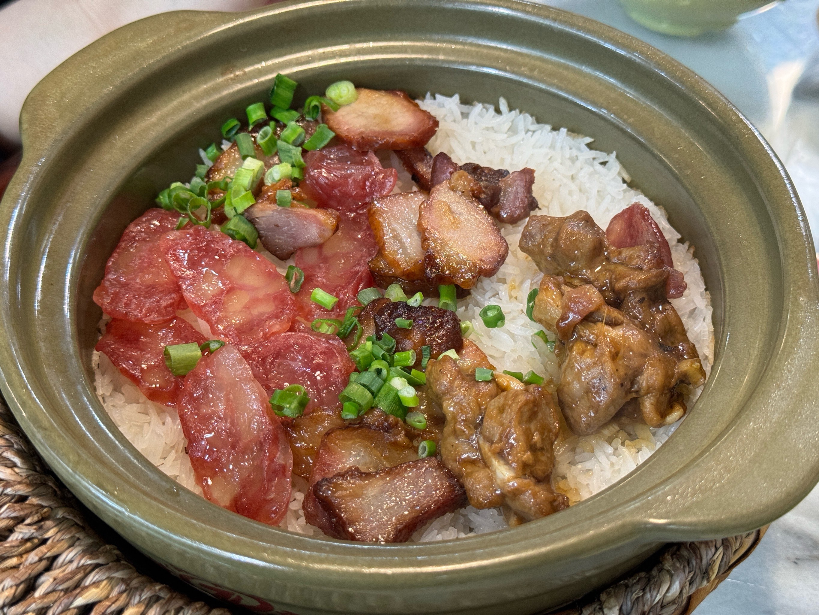 廣東人煲仔飯的秘訣，臘腸和醬汁搭配這樣做，比飯店還香！(圖3)