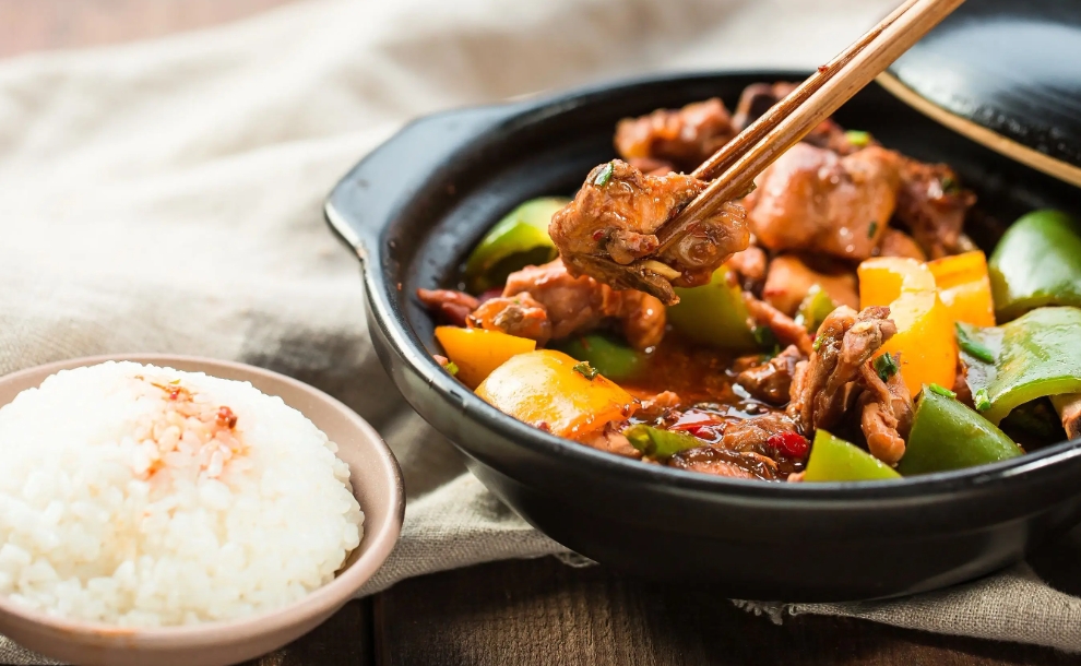 黃燜雞配方全公開，這樣燉雞肉鮮嫩入味，連醬汁都能拌三碗飯！