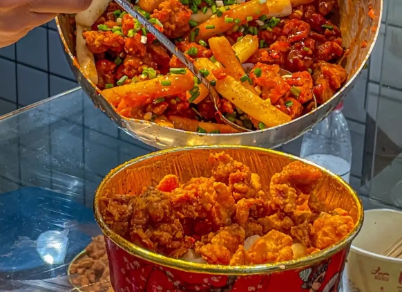 蟹黃鍋巴雞怎么做？學(xué)做蟹黃鍋巴雞，輕松掌握特色菜創(chuàng)業(yè)秘訣(圖3)