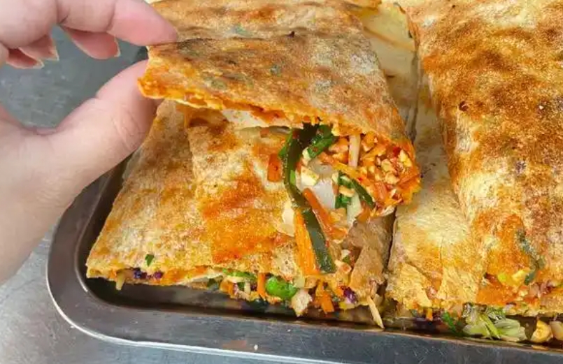 滕州菜煎餅培訓(xùn)學(xué)校學(xué)費(fèi)多少？低成本學(xué)技藝，輕松開(kāi)店賺錢 滕州菜煎餅的獨(dú)特魅力與市場(chǎng)前景(圖2)