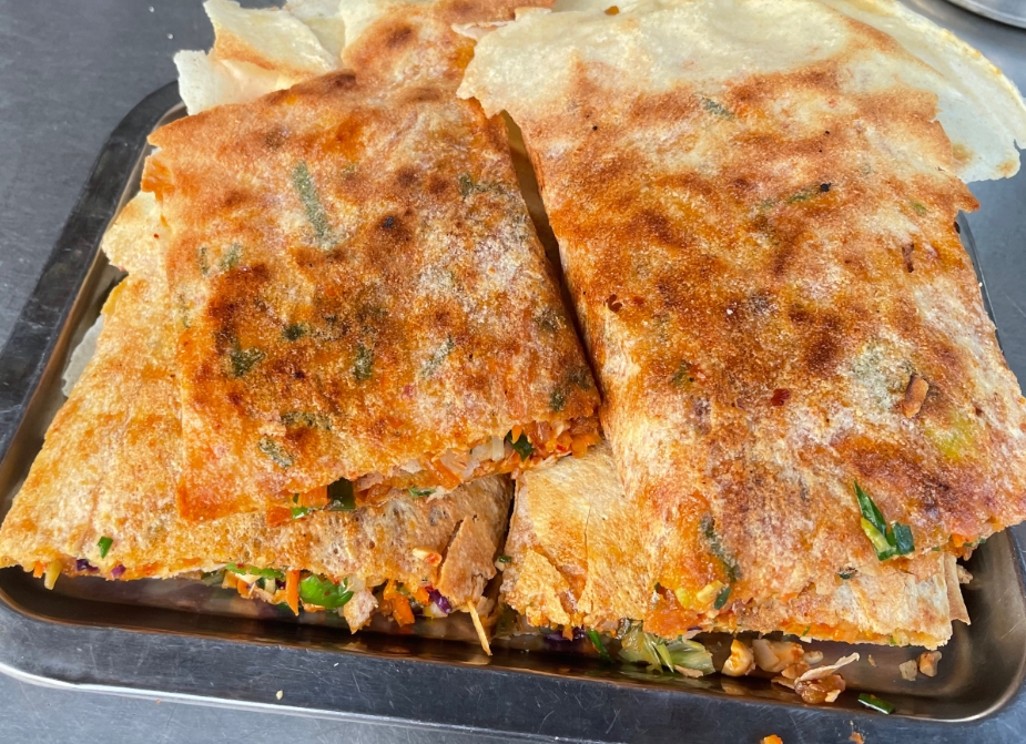 滕州菜煎餅培訓(xùn)學(xué)校學(xué)費(fèi)多少？低成本學(xué)技藝，輕松開(kāi)店賺錢 滕州菜煎餅的獨(dú)特魅力與市場(chǎng)前景(圖3)