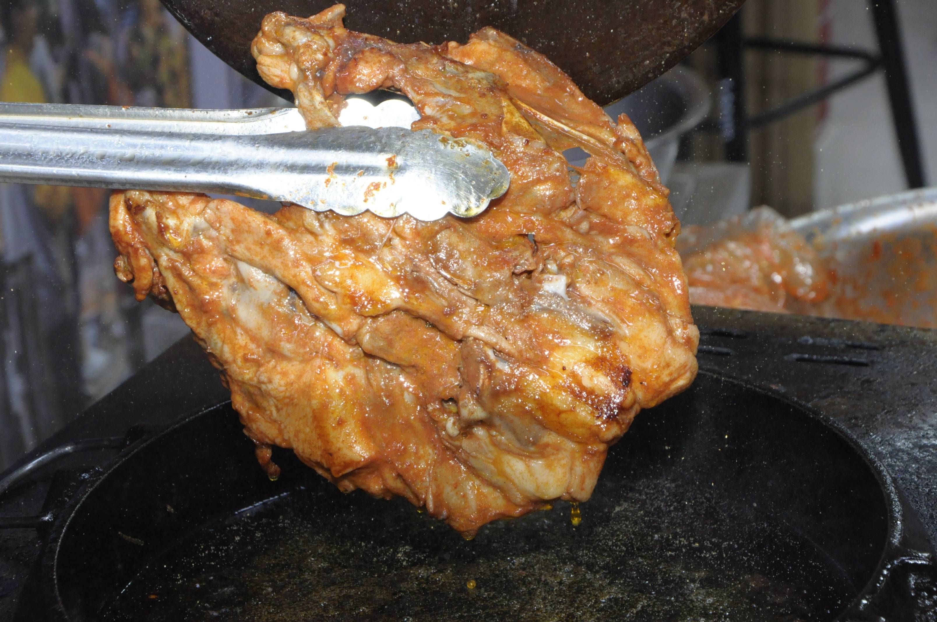 學(xué)做正宗鐵板雞架，哪里的技術(shù)最靠譜？了解鐵板雞架的制作精髓！(圖3)