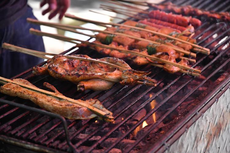 燒烤店一天賣2000能賺多少？業(yè)內(nèi)專家揭示3個(gè)真實(shí)利潤(rùn)計(jì)算，幫助你精準(zhǔn)預(yù)估創(chuàng)業(yè)收益！(圖2)