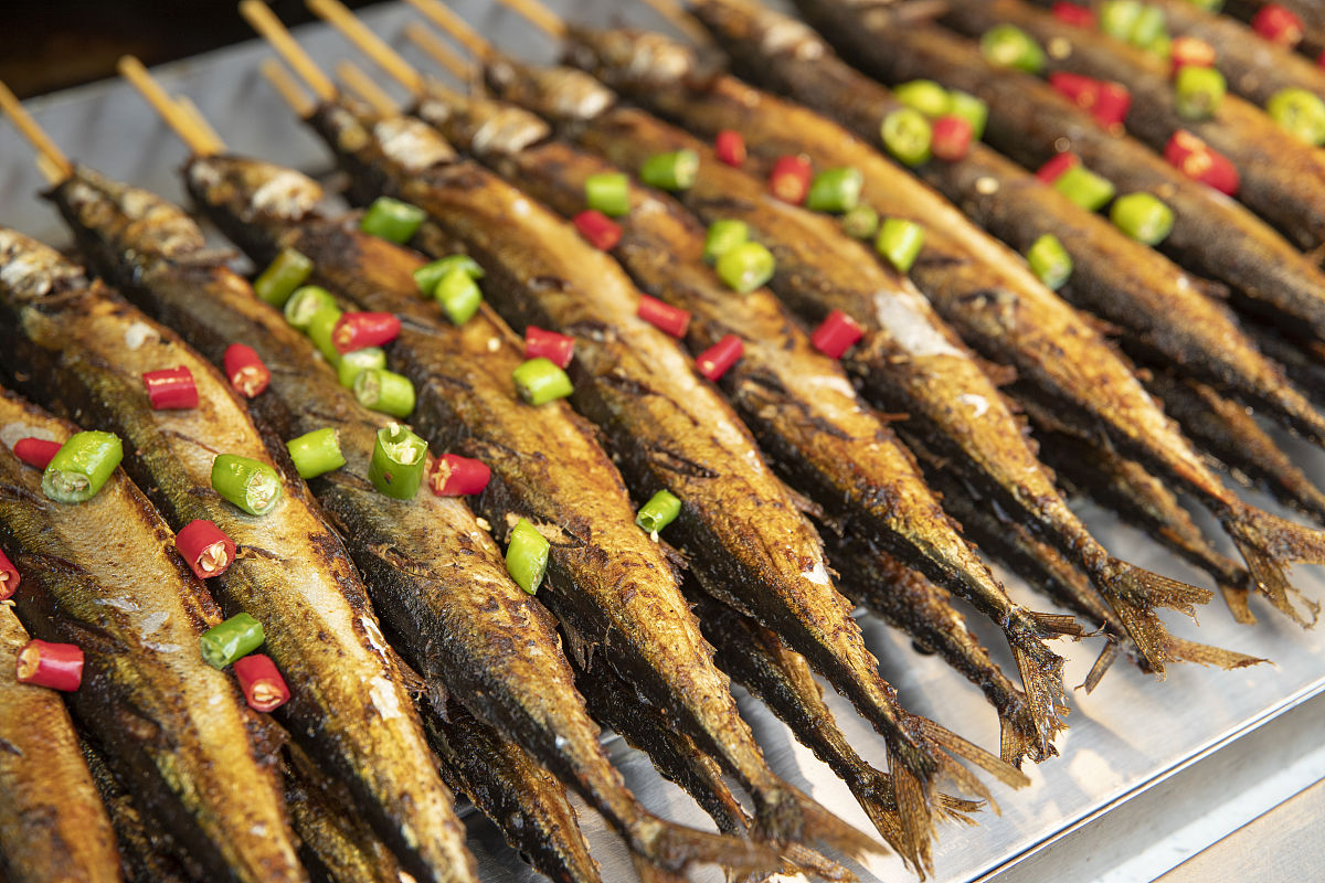 烤秋刀魚做法：如何烤出外焦里嫩的秋刀魚？(圖2)