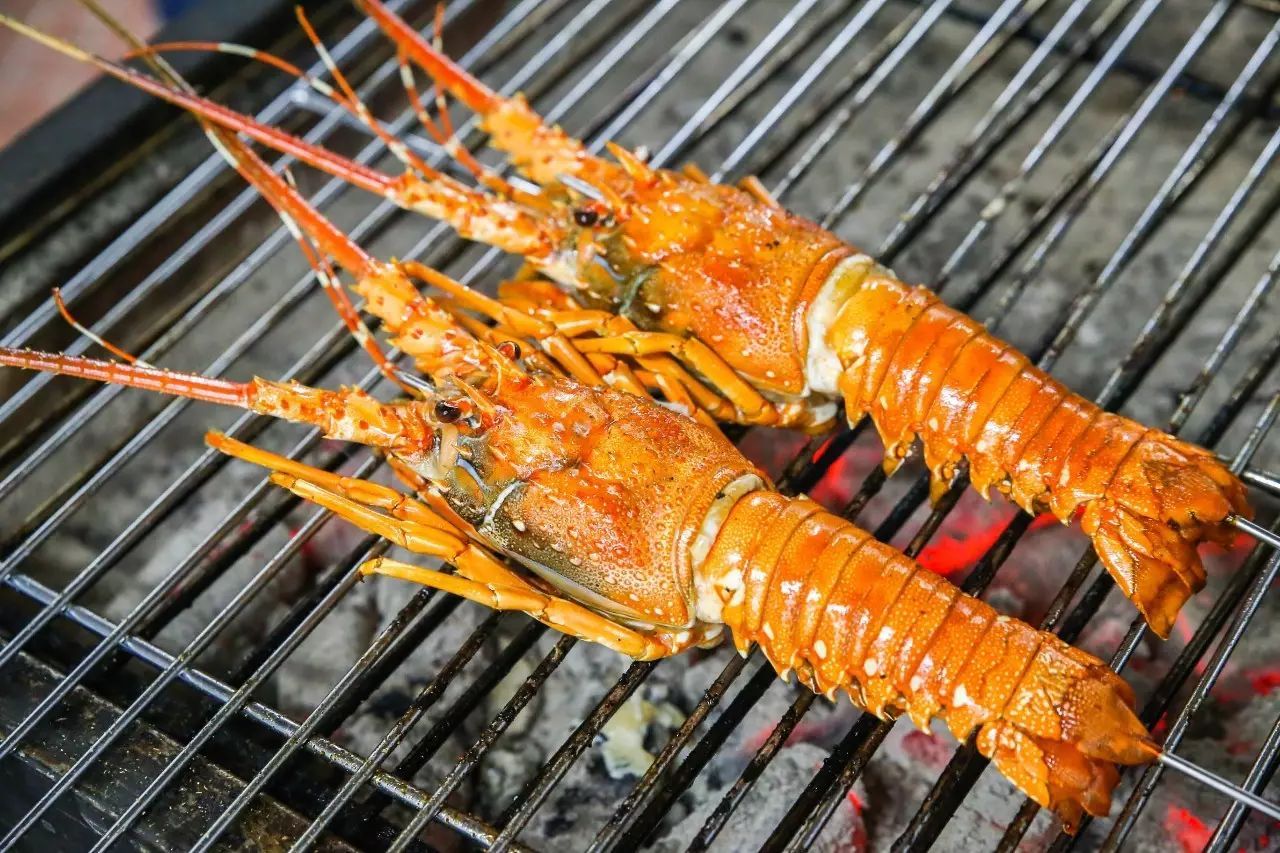 烤龍蝦的做法:讓海鮮的鮮美與燒烤的香氣完美融合(圖3) 烤龍蝦的做法:讓海鮮的鮮美與燒烤的香氣完美融合(圖3)