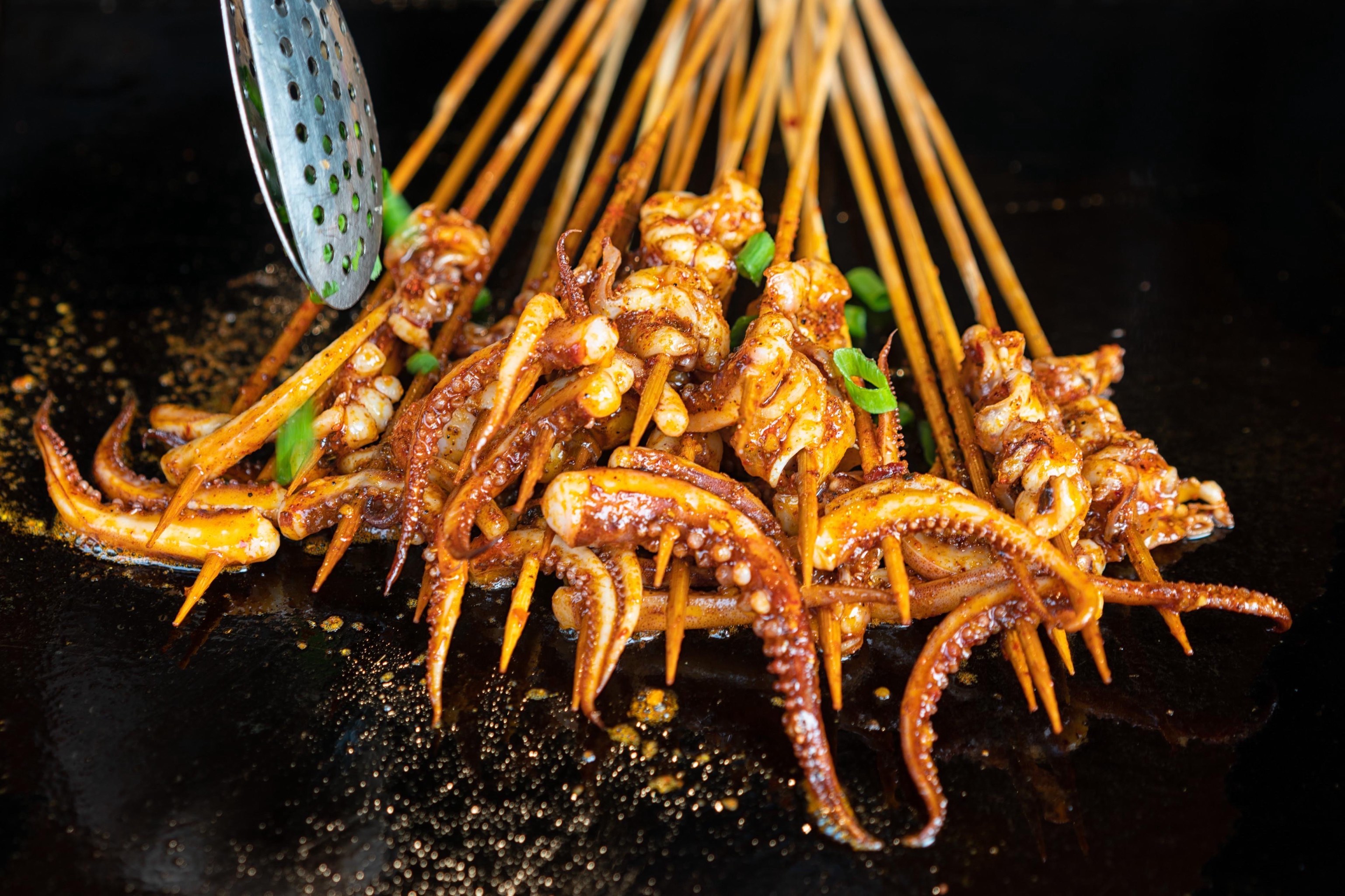 魷魚燒烤的做法：美味又簡(jiǎn)單的燒烤食譜(圖2)