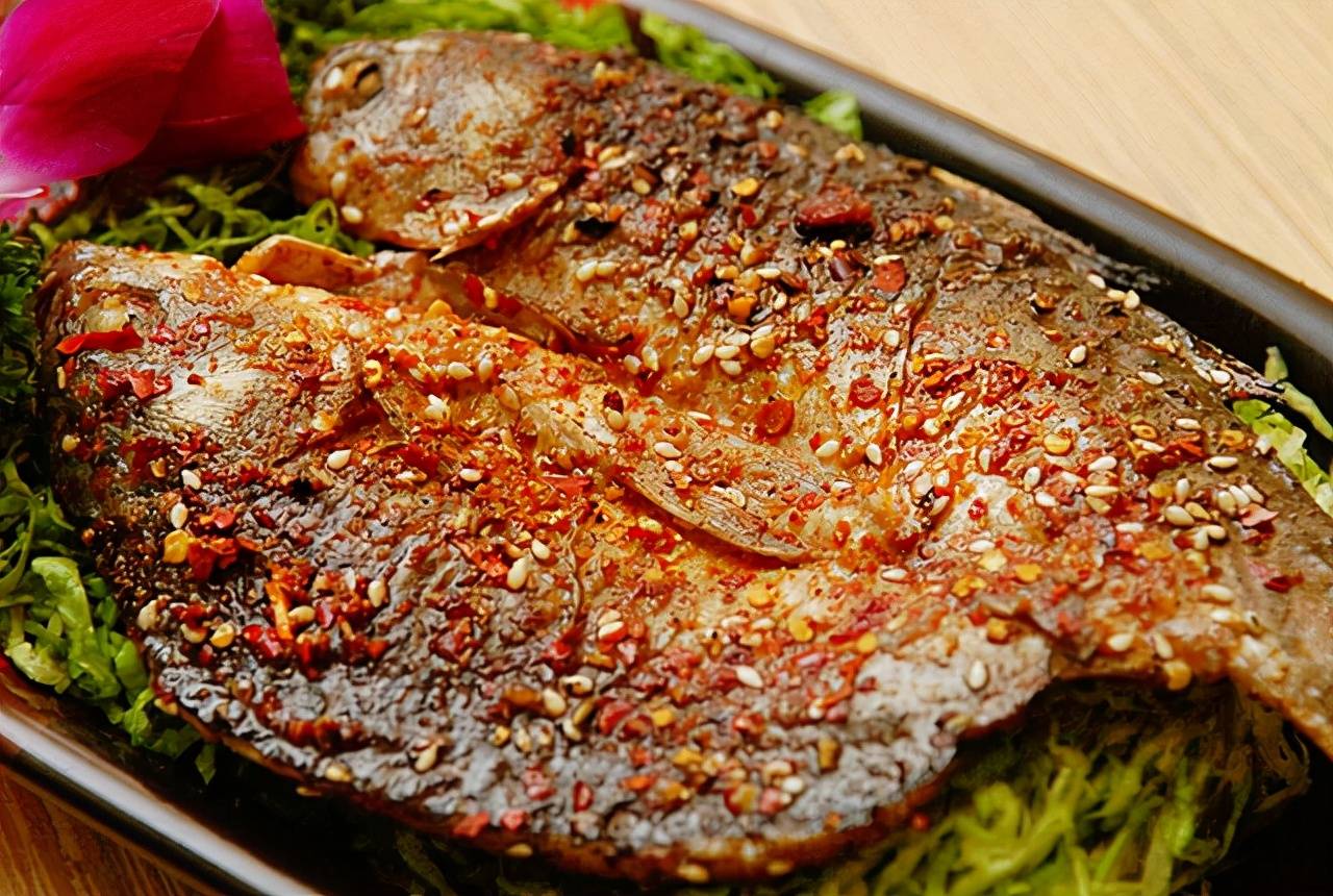 烤鯽魚的做法：掌握技巧，輕松烤出美味