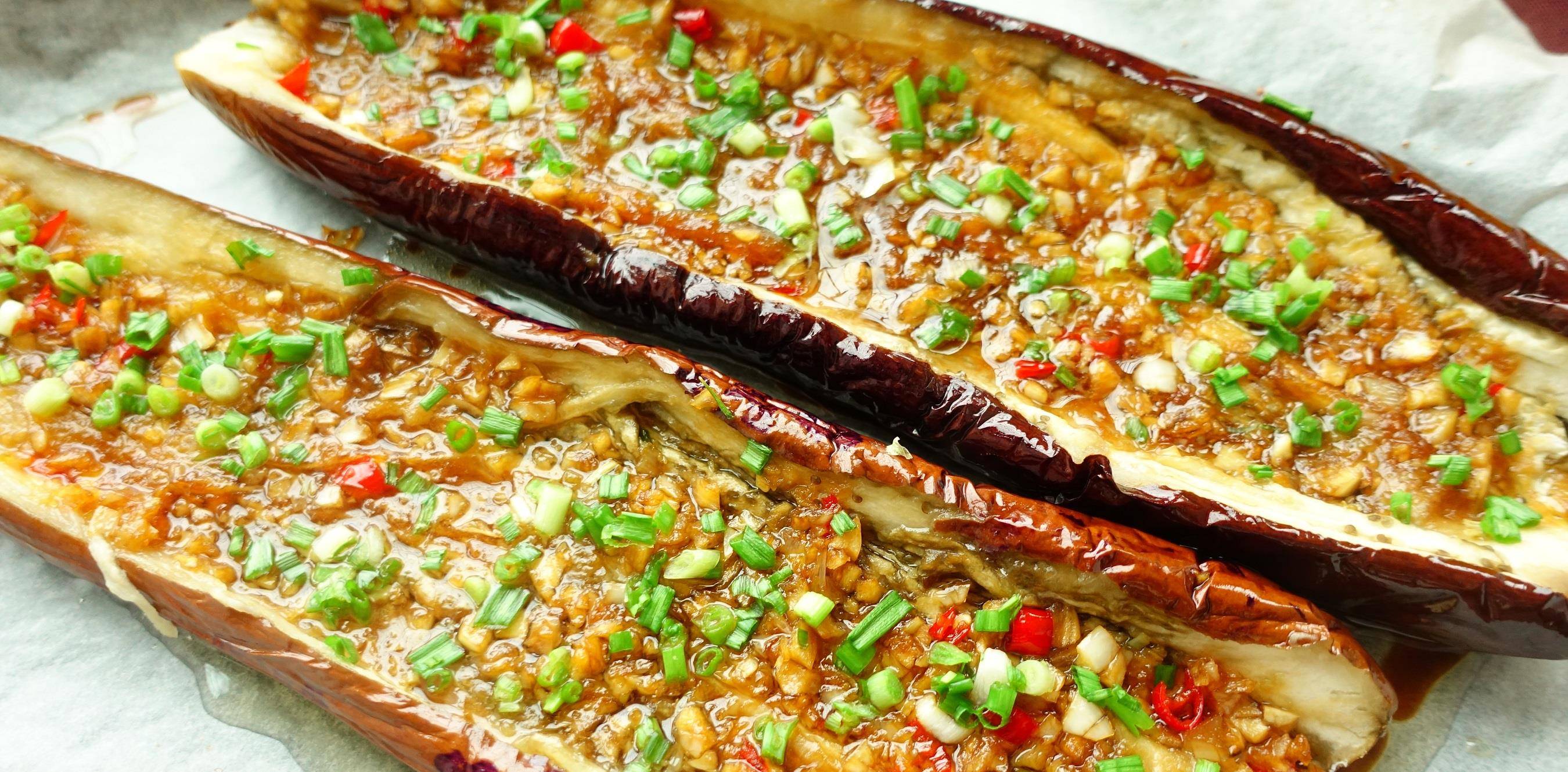 炭火烤茄子的做法：讓燒烤更具風(fēng)味的經(jīng)典菜品(圖3)