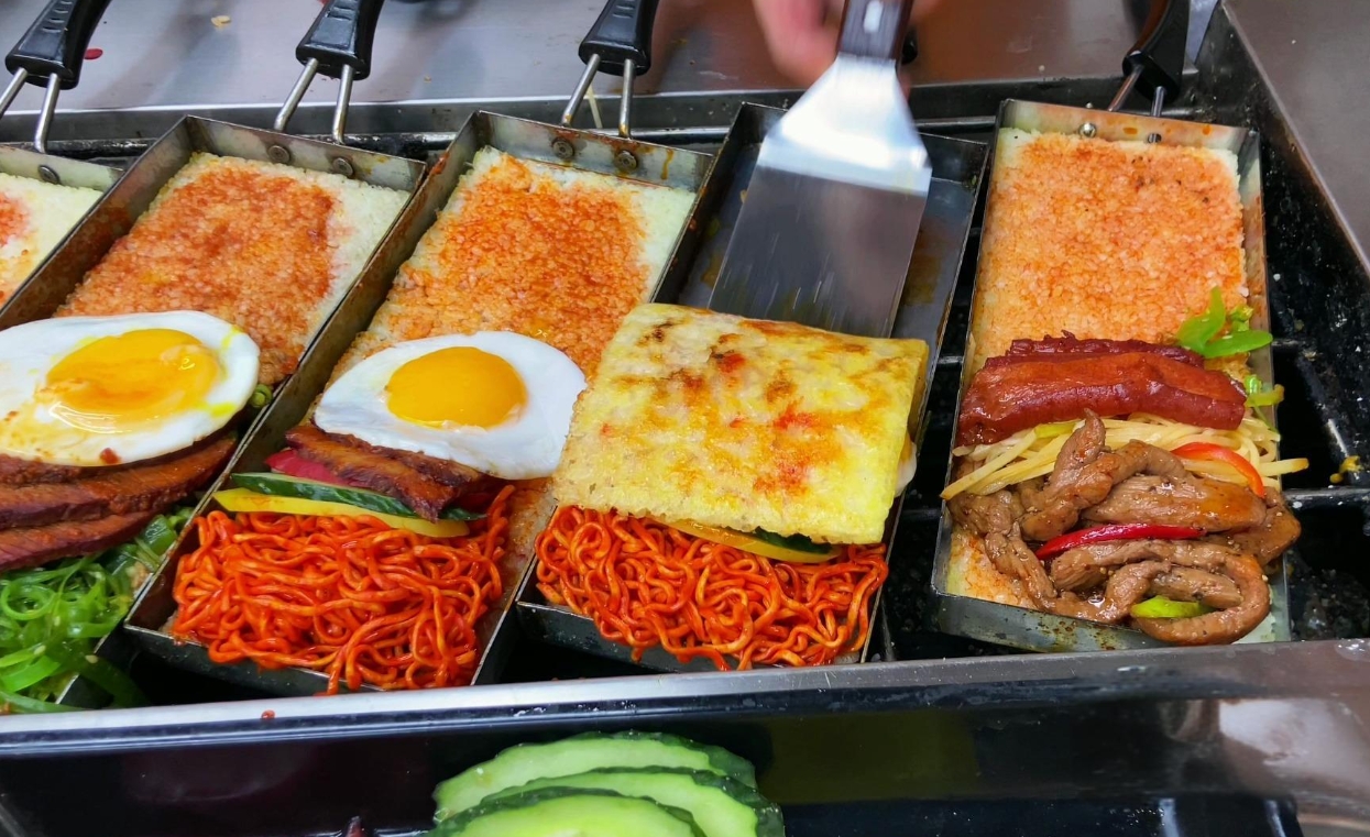 鍋巴飯小吃擺攤賺錢嗎？投資低回報快，路人都饞哭了！(圖2)