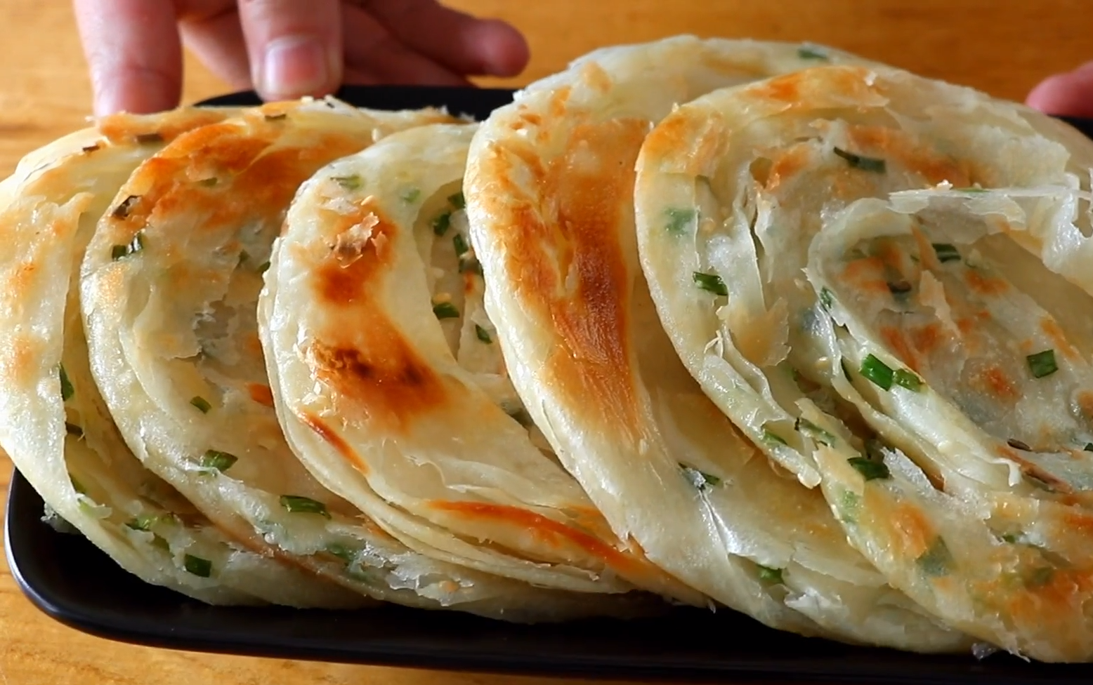 蔥油餅做法教程難？學(xué)對步驟，層酥餅軟真香！(圖2)