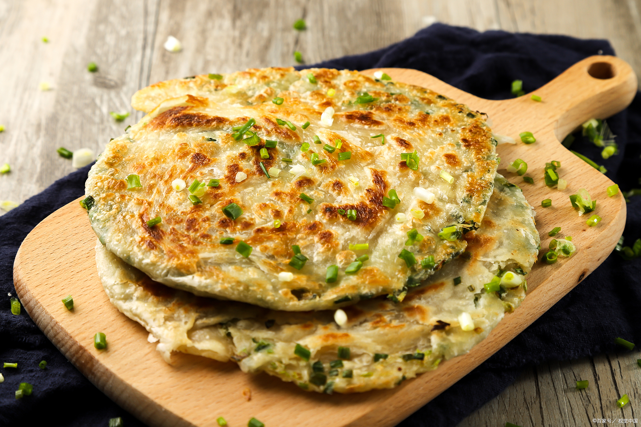 蔥油餅做法教程難？學(xué)對步驟，層酥餅軟真香！(圖3)