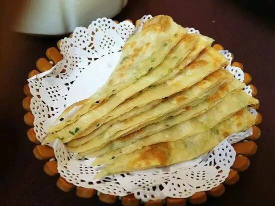 蔥油餅的家常做法簡單嗎？懶人版也香，關(guān)鍵看手法！(圖2)