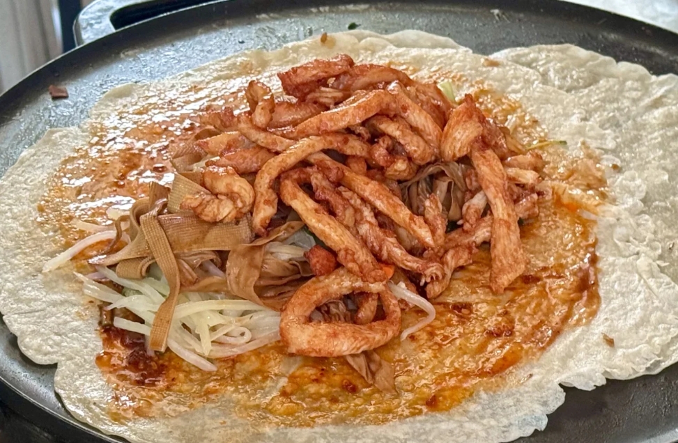 鹵肉卷餅是哪里的小吃？學(xué)會正宗工藝，天天爆賣賺錢！(圖2)