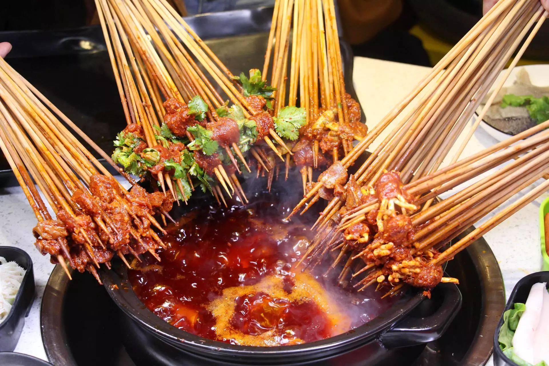 冷鍋串串和缽缽雞區(qū)別？味道像又不一樣，別再搞混啦！(圖2)