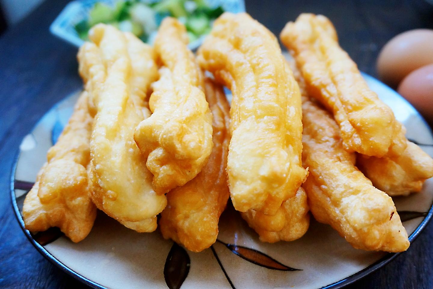 炸油條的方法及配方你還不會(huì)？一根油條賺一塊，一天輕松賣出五百根不是夢！(圖2)