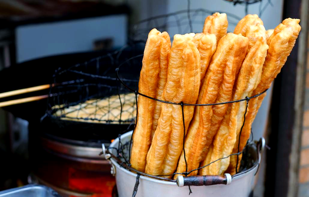 炸油條的方法及配方你還不會？一根油條賺一塊，一天輕松賣出五百根不是夢！