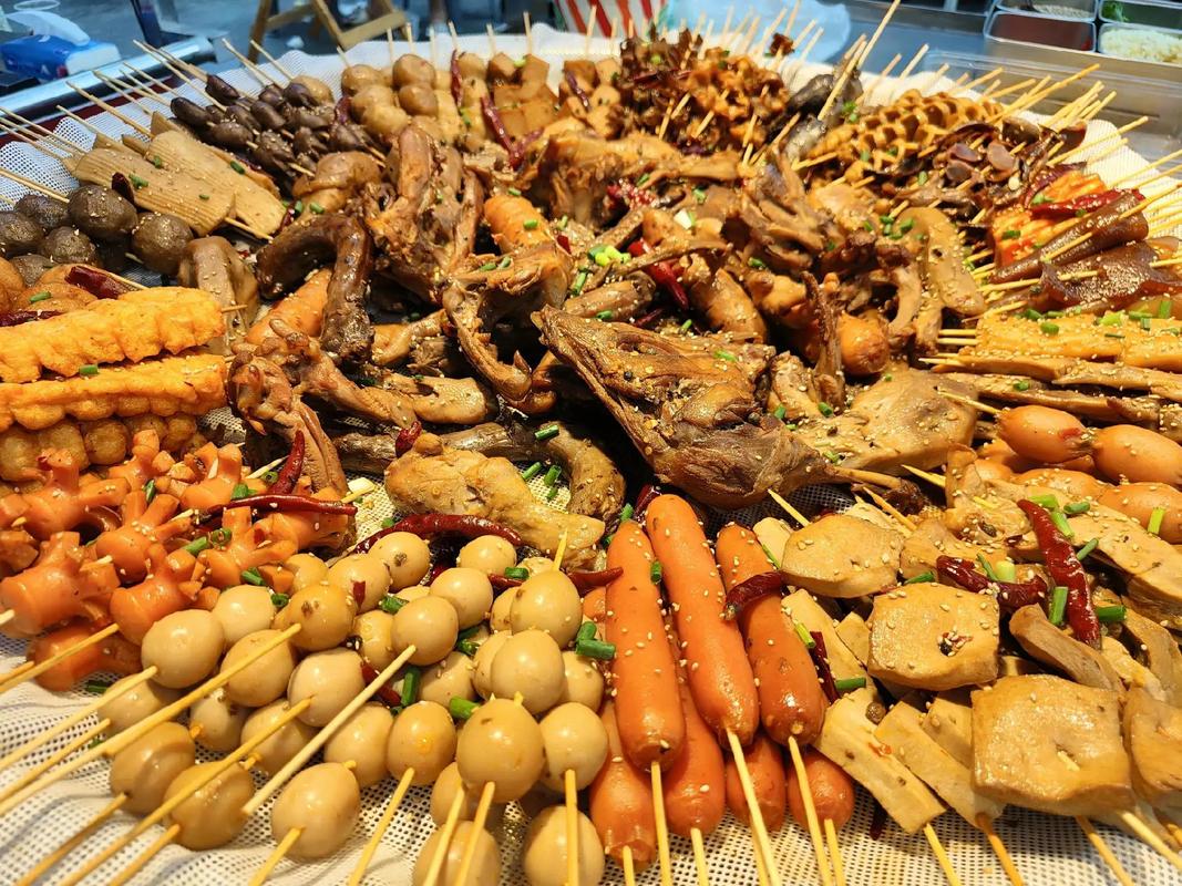 擺攤賣(mài)一元一串麻辣燙，能賺錢(qián)嗎？深度解析“薄利多銷(xiāo)”模式下的利潤(rùn)玄機(jī)！