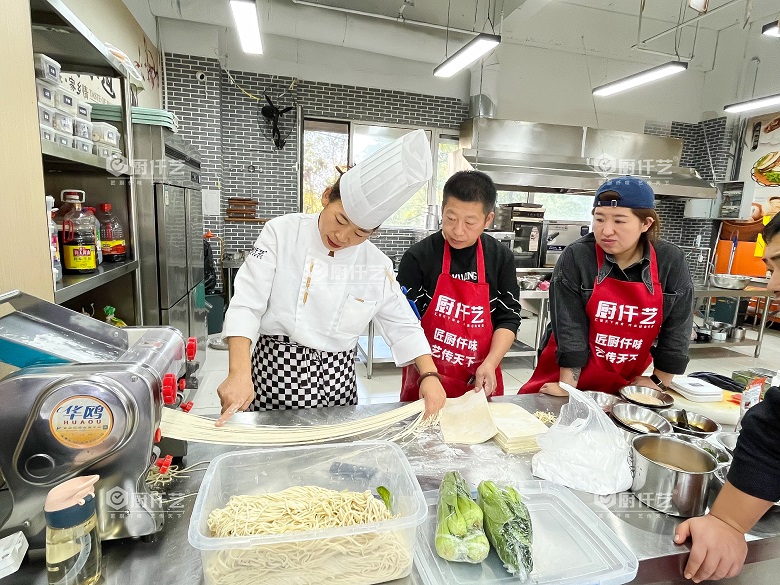 大學食堂檔口做什么比較好？選對品類，比位置更重要(圖2)