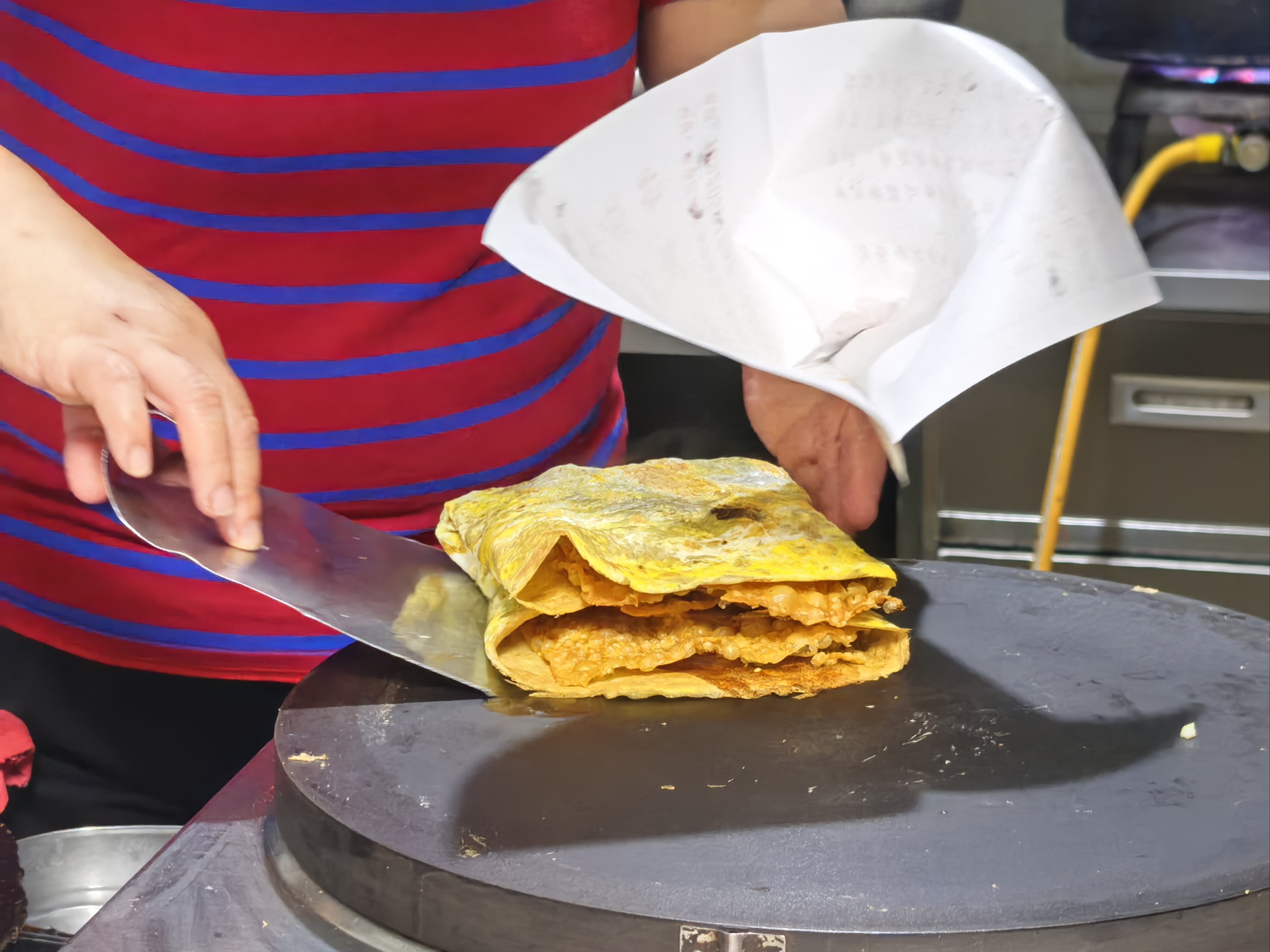 早餐腸小吃生意火不火？看攤位前的排隊(duì)就知道