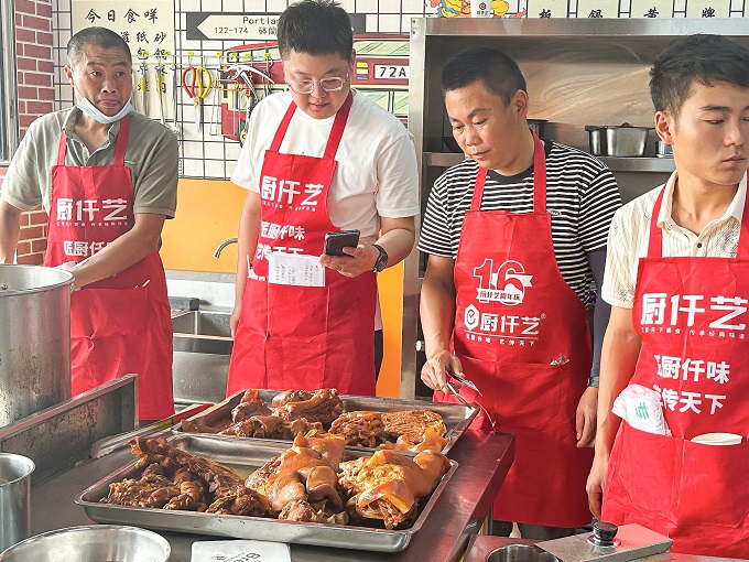 鹵鴨翅煮多久最入味？老鹵師揭秘：從選料到火候，手把手教你掌握黃金時(shí)間