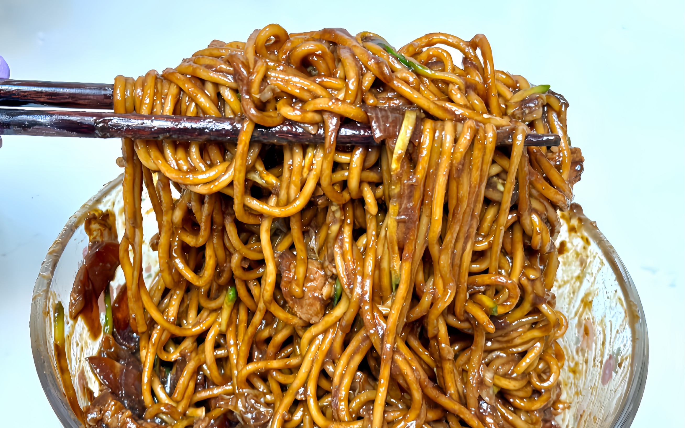 ??擺攤賣(mài)炸醬面賺錢(qián)嗎？老攤主揭秘：從選料到出攤，手把手教你穩(wěn)當(dāng)賺??