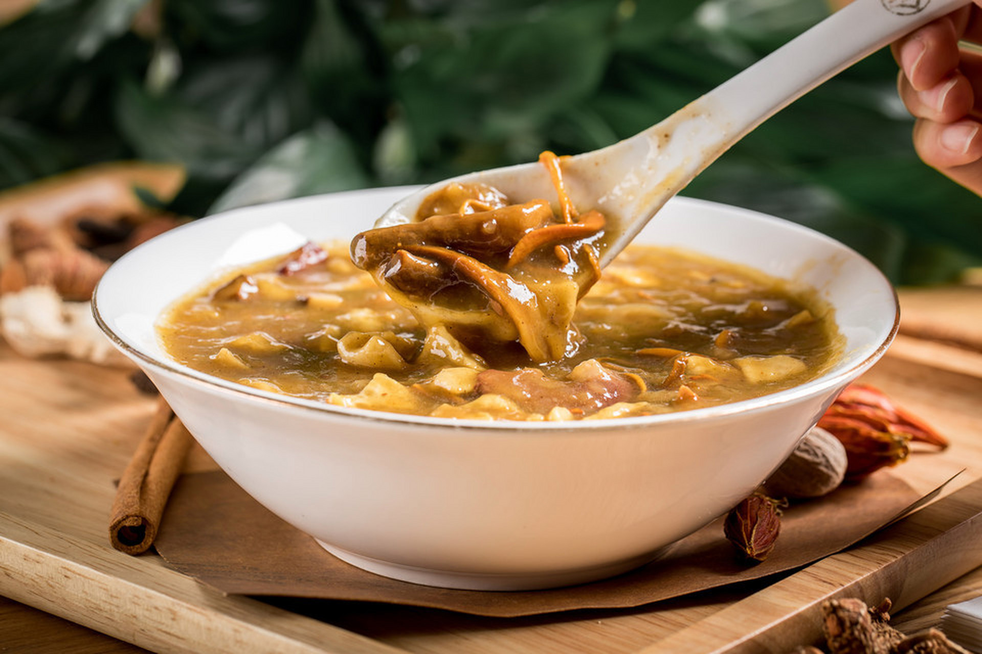 10 幾元做胡辣湯下鄉(xiāng)賣，油條售罄湯剩了？(圖2)